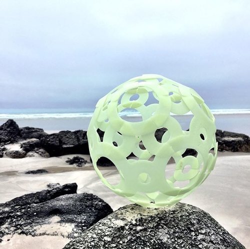 Guess where Foooty is at the moment....🐸 . Hint: the evolution theory . Thanks for sharing @joostwatercolors . . #foooty #travelhacks #travelgear #playoutside #dutchdesign #learningnewthings #gadgets #ball #gooutsideandplay #tricks #foootychallenge #lovetoplay #familytravel #playeveryday #backpackinggear #traveltoy #globetrotters #smartgadget #playmore #playtime #travelbuddy #citytrips #friendship #darwin #evolutiontheory